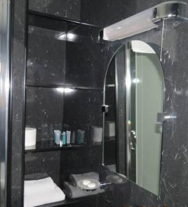 牛津The Old Black Horse Inn的一间带镜子和水槽的浴室