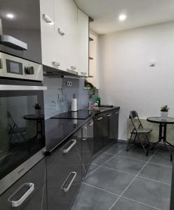 维舍格勒Apartman Nena Visegrad的厨房配有柜台和桌子