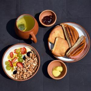 科恰班巴Casa San Martin Suites的餐桌,早餐盘和咖啡盘