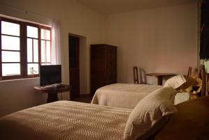 科恰班巴Casa San Martin Suites的酒店客房设有两张床和窗户。