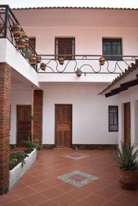 科恰班巴Casa San Martin Suites的一座带木门的房屋的庭院