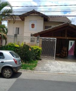 阿蒂巴亚Hospedagem Maria Joana的停在房子前面的汽车