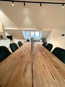 列日Duplex hyper centre的办公室里一张大木桌,配有绿色椅子