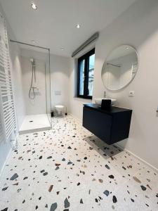 列日Duplex hyper centre的带淋浴、盥洗盆和镜子的浴室