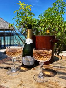 吉汶瓦Z-Lodge Zanzibar的一瓶香槟和一张桌子上的两杯酒