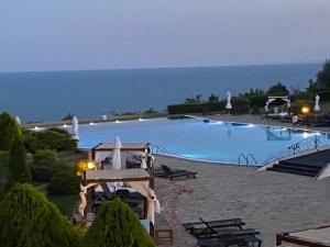 托波拉Kaliakria Infinity Pool Apartment的一个大型的游泳池,背景是大海