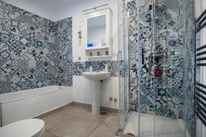 孔佩塔Casa Corbeto 43的浴室配有卫生间、盥洗盆和淋浴。