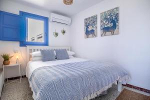 孔佩塔Casa Corbeto 43的一间卧室配有蓝色和白色床单
