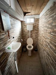 凯博波洛尼奥La Pequeña Hostel的一间带卫生间和水槽的小浴室