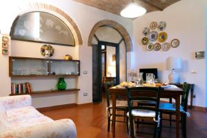 蒙泰斯佩尔托利Casa Vacanze Rondini Blu的一间带桌椅的用餐室
