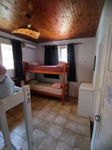 伊瓜苏港Cataratas Jazz Hostel的小房间设有两张双层床和木制天花板