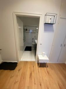 克雷费尔德2Zimmer Apartment mit Stellplatz的客房内设有带水槽和卫生间的浴室