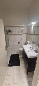 克雷费尔德2Zimmer Apartment mit Stellplatz的白色的浴室设有水槽和卫生间。