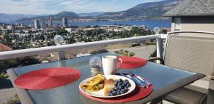 基洛纳Vacation Lake View House kelowna BNB的阳台上桌子上的一盘食物