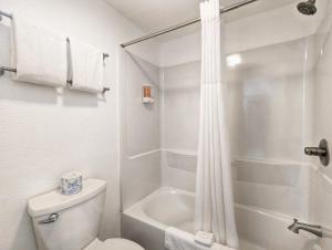 马尼温泉The Fountain Creek Inn of Manitou Springs的白色的浴室设有卫生间和淋浴。