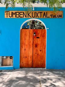 图卢姆Tumben Kuxtal Tulum的蓝色的建筑,设有大型木门