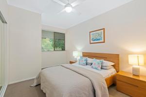 黄金海岸小湾伦宾酒店的白色卧室配有带2个枕头的床