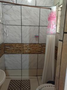 佩洛塔斯Kitnet SIMIROMBA的浴室内配有淋浴帘。
