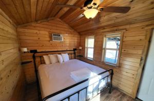 Panamint SpringsPanamint Springs Motel & Tents的小木屋内的卧室,配有一张床