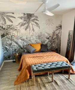 圣马丁岛Colors by MG2的一间卧室配有一张棕榈树壁画床