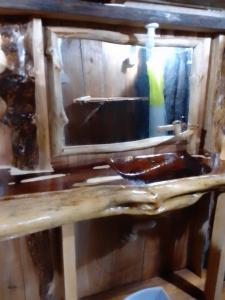 罗索纳蒂热带河谷酒店的一间带木制水槽和镜子的浴室