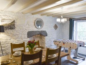 贝图瑟科伊德2 Banc Llugwy的一间设有桌子和石墙的用餐室