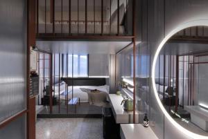 厦门厦门NOA诺亚酒店的浴室设有床、水槽和镜子