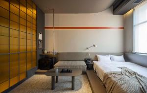 厦门厦门NOA诺亚酒店的一间卧室配有一张床和一张桌子
