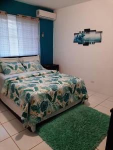 拿骚Seashells的一间卧室配有床和绿色地毯