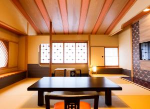 丰冈市大西屋水翔苑的客房设有桌椅和窗户。