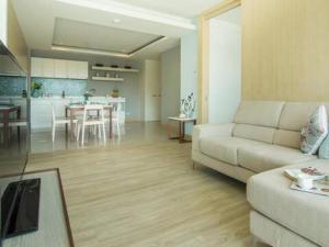 三百岭The Sea Condominium的带沙发的客厅和厨房