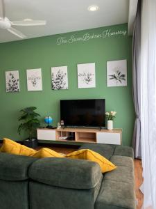 史里肯邦安TheSevenBahrin Homestay的带沙发和电视的绿色客厅