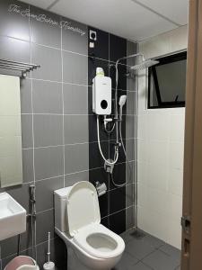 史里肯邦安TheSevenBahrin Homestay的一间带卫生间和淋浴的浴室。