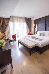 河内Hanoi Center Silk Charming Hotel & Travel的一间大卧室,配有一张大床和一张书桌