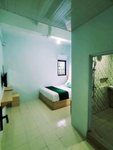 名古屋Homestay 81 Batu Batam的一间卧室配有一张床,房间设有窗户