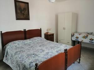 阿尔贝罗贝洛Il Giardino della Nonna的一间卧室配有一张床、一张桌子和一个橱柜