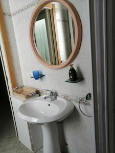 阿尔贝罗贝洛Il Giardino della Nonna的浴室设有水槽和墙上的镜子