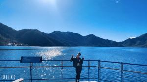 日光旅笼Nagomi温泉酒店(Hatago Nagomi)的站在水体上的船上的人
