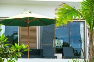 石垣岛Blue Ocean Resort的天井顶部的绿色遮阳伞