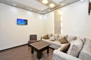 埃里温Apart House in Yrevan Mashtots Avenue的客厅配有沙发和桌子