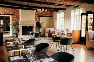 艾森维勒巴赫诺夫DOMAINE DES LUMIERES的一间带桌椅和壁炉的餐厅