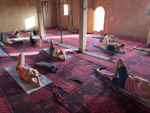 姆哈米德Desert Tours & Camp Chraika的一群人在地板上做瑜伽