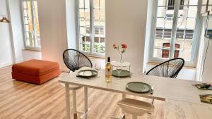 波城Quartier du château, superbe appartement avec parking的客厅配有桌椅和窗户。