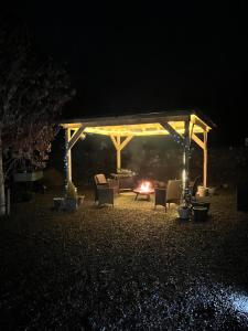 奥古斯都堡Loch Ness Pods的一个带椅子的凉亭和一个晚上的火炉