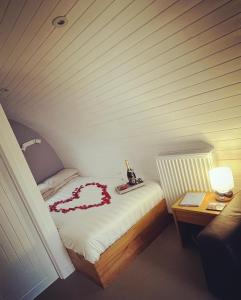 奥古斯都堡Loch Ness Pods的一间卧室,配有一张由玫瑰制成的心床