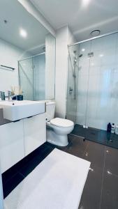 墨尔本Stylish Southbank apartment Plus Free Parking for 2 Cars的浴室配有卫生间、盥洗盆和淋浴。