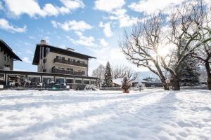 布鲁尼科Hotel ANDER的前面有雪的建筑