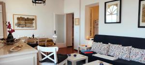 帕拉莫斯Apartamento con jardín a 11 metros de la playa. B3.的带沙发的客厅和用餐室