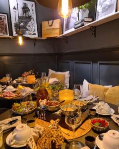 诺尔泰利耶Berglings Boutique Hotell的餐桌上装满了食物、酒杯和餐具