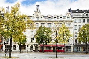 斯德哥尔摩斯德哥尔摩广场精英酒店的前面有树木的白色大建筑